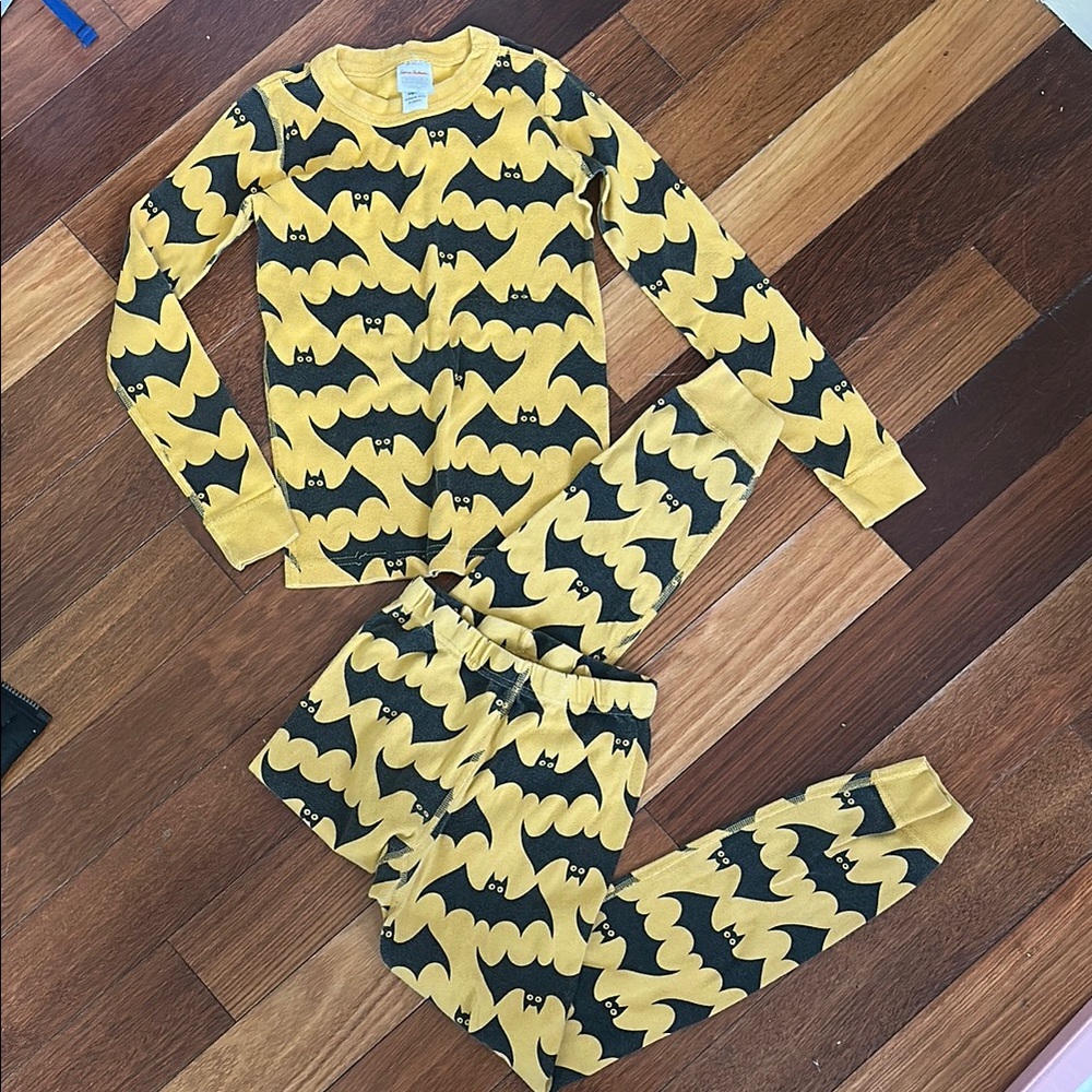 Hanna Andersson Bat Pattern Pajama Set in Yellow and Black